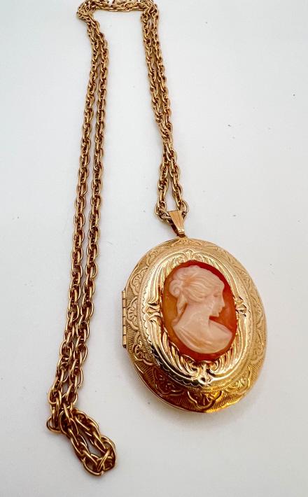 VINTAGE LG CAMEO BEAUTIFUL NECKLACE: VINTAGE LG CAMEO LOCKET BEAUTIFUL NECKLACE
