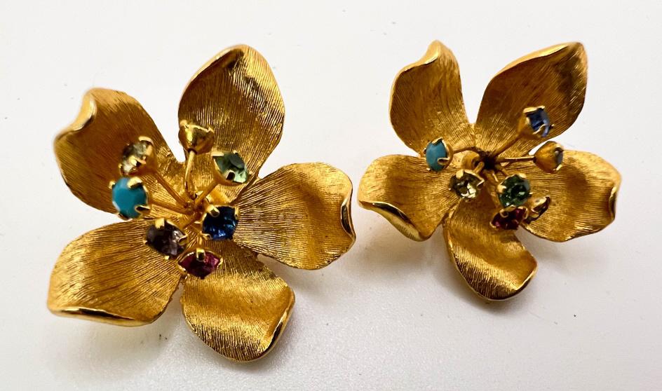 AMAZING EARRINGS SET: AMAZING EARRINGS SET W DELICATE STONES