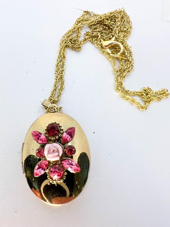 STUNNING LOCKET: STUNNING LOCKET