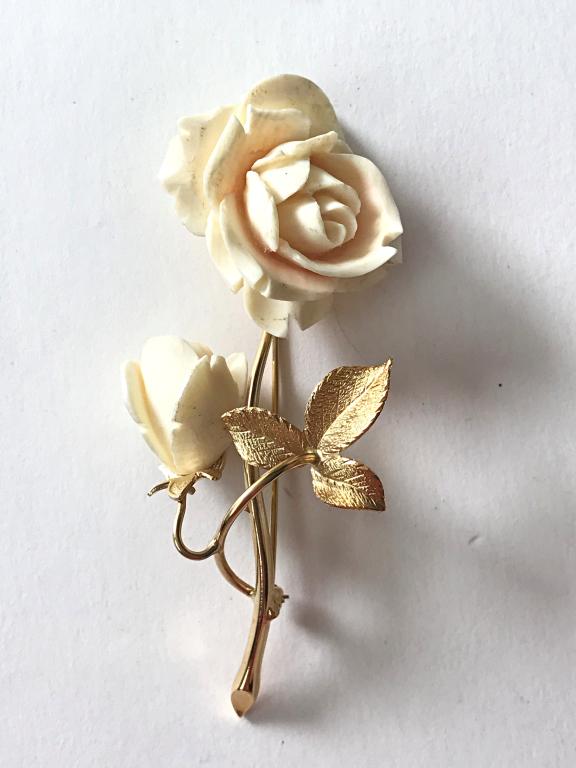 WELLS GOLD FILLED IVORY BROOCH: 14K GOLD FILLED, 12.72 GRAMS