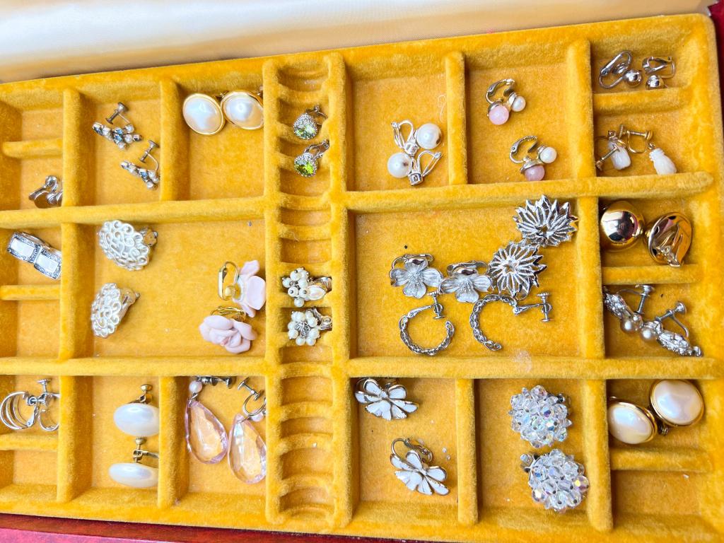 TRIFARI, MONET + OTHER COLLECTION: TRIFARI, MONET + OTHER COLLECTION IN LG VINTAGE CASE COST 0