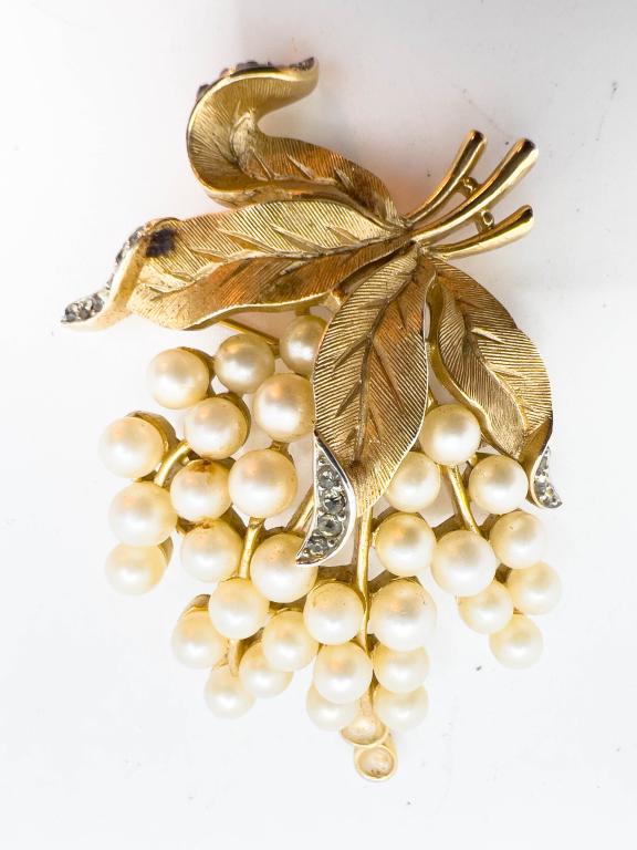 TRIFARI CROWN , STUNNER !: TRIFARI CROWN , BEAUTIFUL ,MISSING STONES COST 0