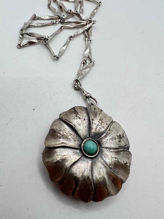 JONTUE PERFUME NECKLACE: JONTUE PERFUME NECKLACE, SMELLS GREAT ! COST 0