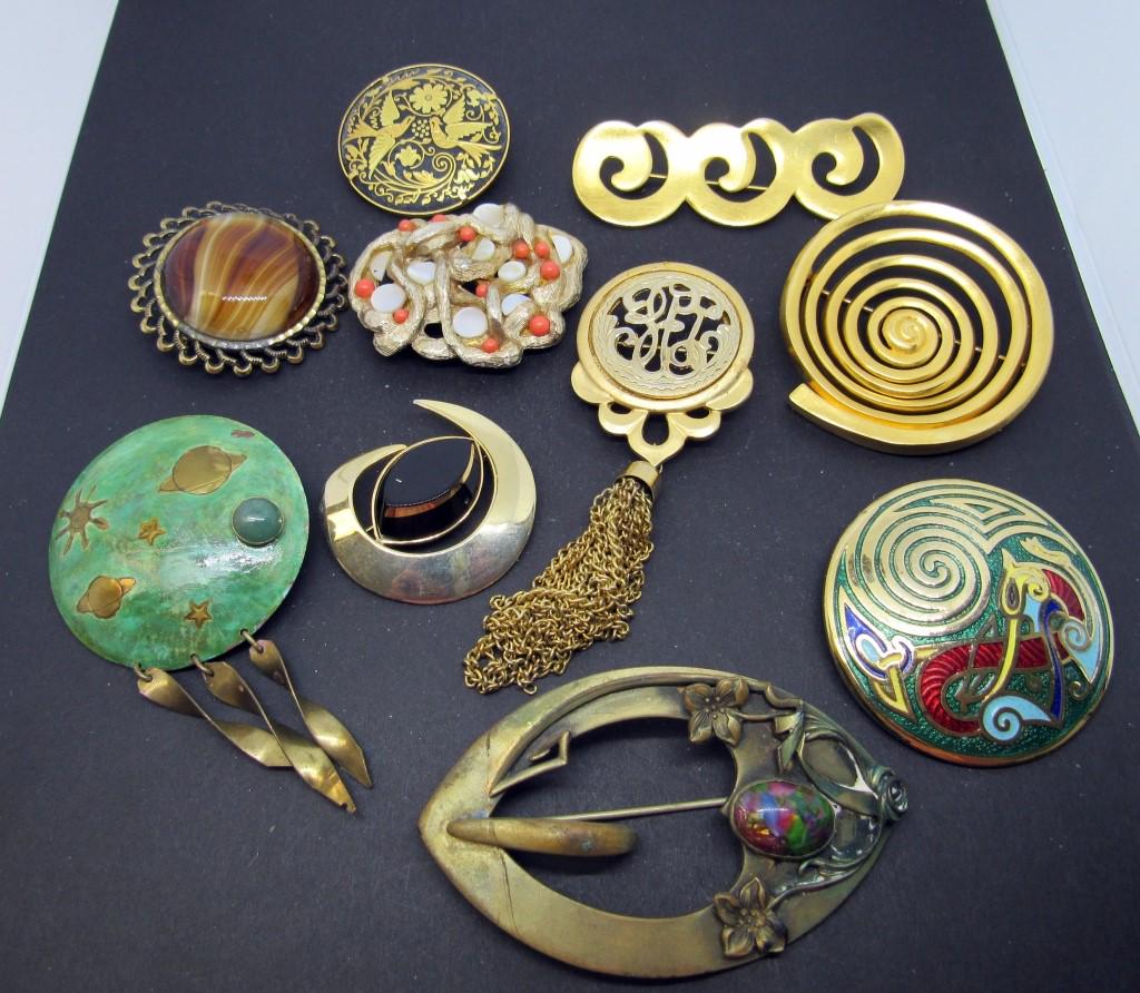 WHIMSICAL VINTAGE BROOCH LOT (1 of 5)
