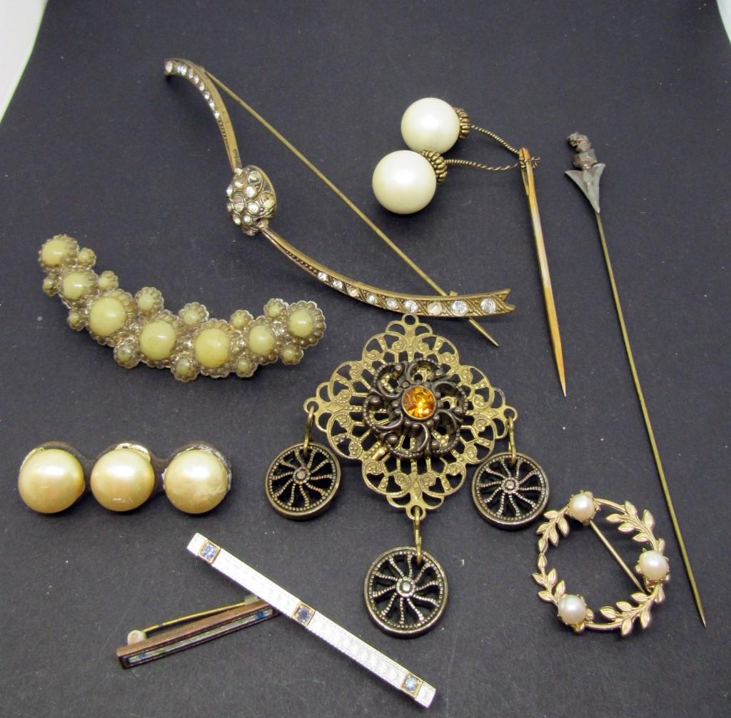 VINTAGE BROOCH LOT (1 of 3)