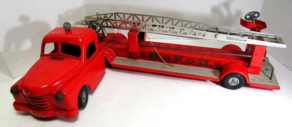 34" Structo Hook N Ladder Fire Truck SFD (1 of 6)