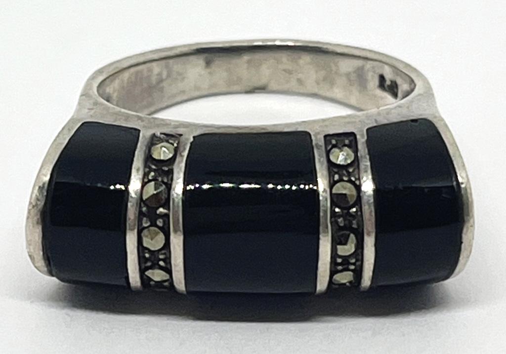 BLACK ONYX MARCASITE STERLING RING: SIZE 7 - DWT 3