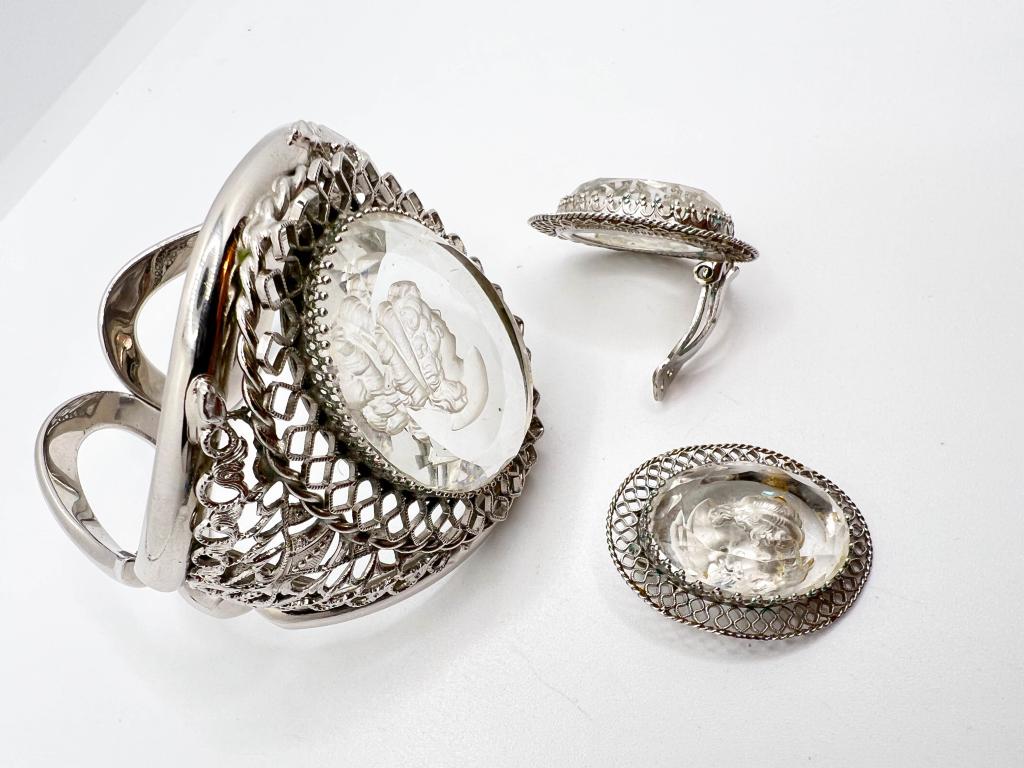 WHITING DAVIS INTAGLIO CAMEO SET: WHITING DAVIS INTAGLIO CAMEO SET , STUNNING !