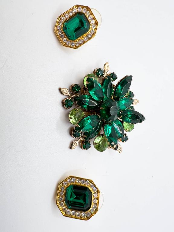 AMAZING LG GREEN STONE BROOCH (1 of 3)