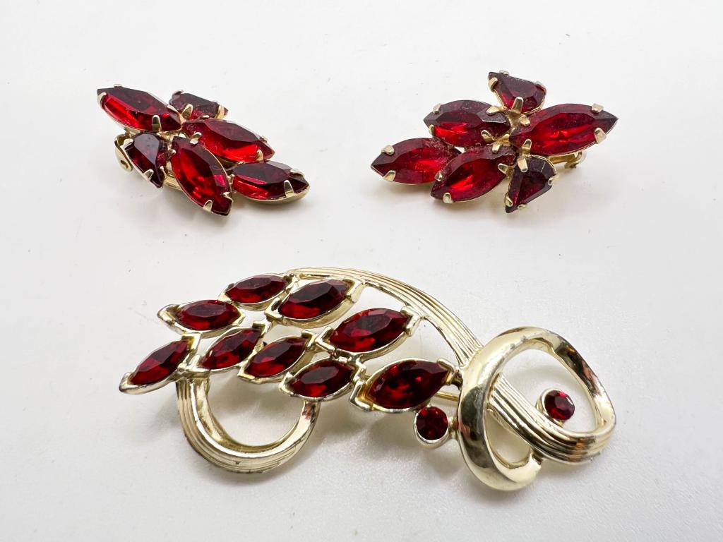 KRAMER BROOCH, STONE EARRINGS: KRAMER BROOCH, STONE EARRINGS