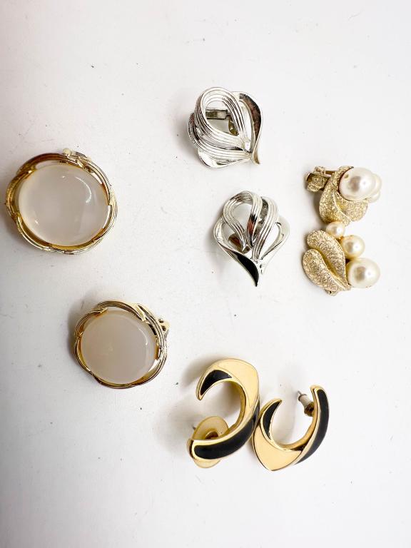 LISNER, CORO SIGNED EARRINGS: LISNER, CORO SIGNED EARRINGS