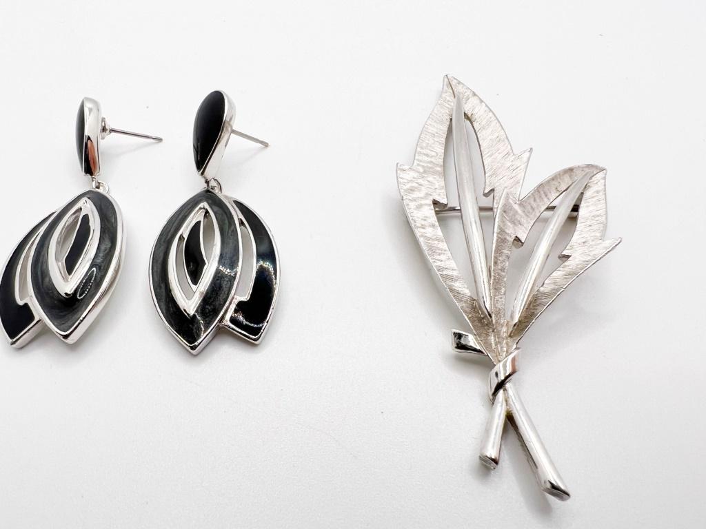 TRIFARI CROWN BROOCH & EARRINGS (1 of 3)