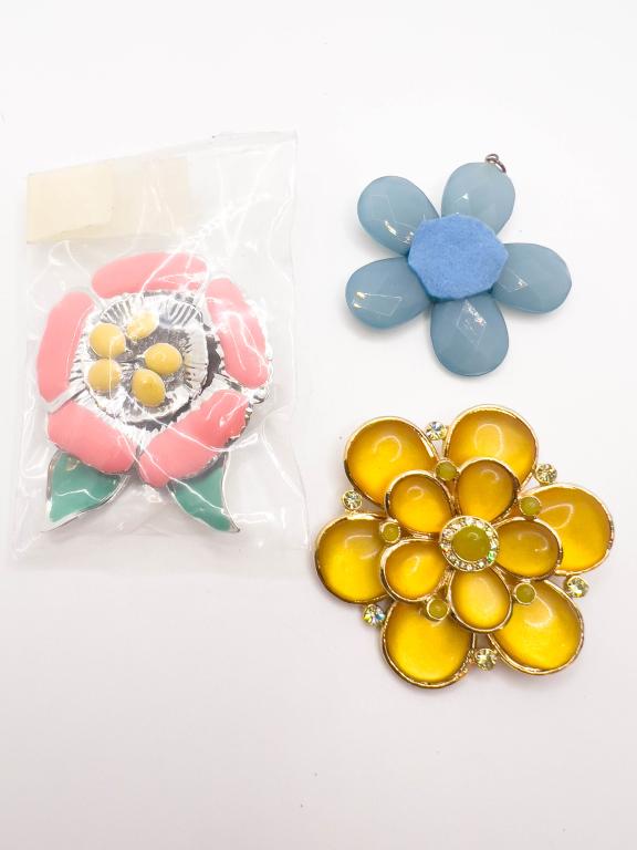 LARGE COLOR FLORALS LOT: LG FLORALS LOT, ONE PENDANT