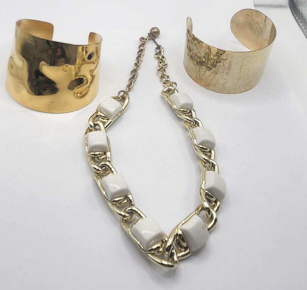 GOLD TONED JEWELRY LOTS: (1)CUFFS HAMMERED: DESIGN & (1)NEKCLACE WITH WHITE SQUARE LUCITE ACCENTS