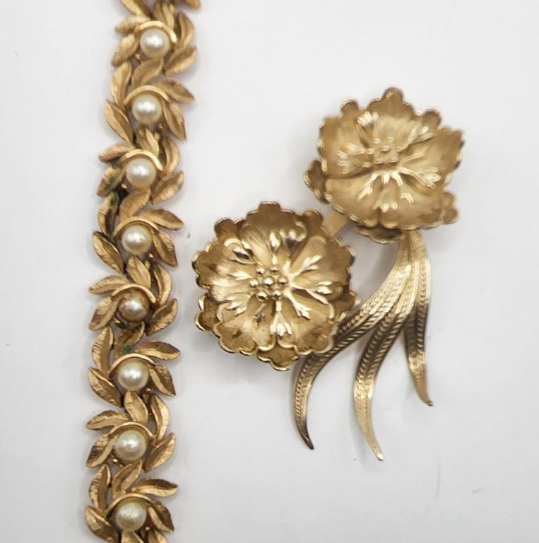 VTG AVON GOLD TONED LEAF PANEL BRACELET WITH (1 of 4)