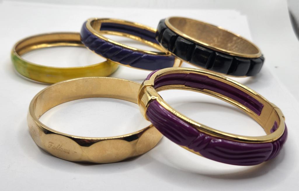 5-RETRO GOLD TONED BANGLES WITH LUCITE: ACCENTS