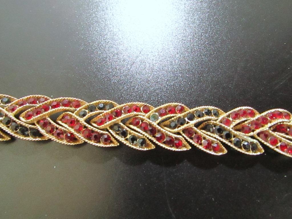 VINTAGE TRIFAIR GOLD TONED BLACK AND RUBY (1 of 4)