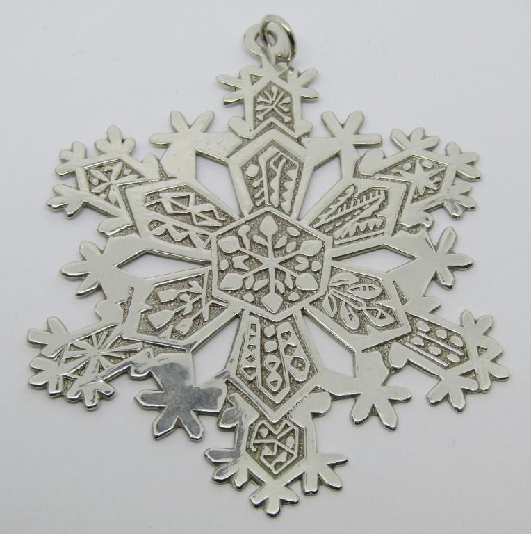 1971 MMA STERLING SNOWFAL ORNAMENT: GORGEOUS ENGRAVED DESIGN-TOTAL 28.5 DWT