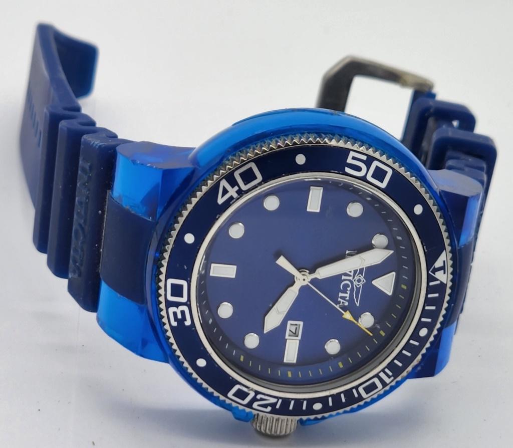 RUNNIG! MEN'S INVICTA BLUE SILICON WRISTWATCH: WITH NAVY BLUE DIAL