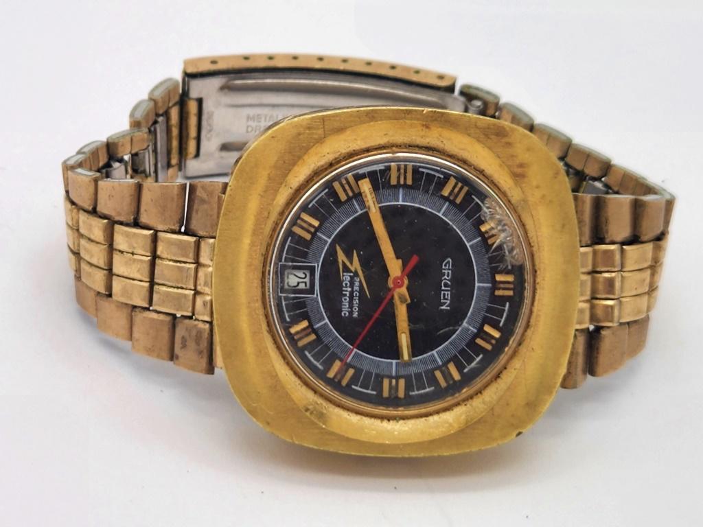 GRUEN PRECISION ELECTRIC MEN'S CALENDAR: WRISTWATCH-HAS CRACK IN CRYSTAL-RUNS BUT STOPS