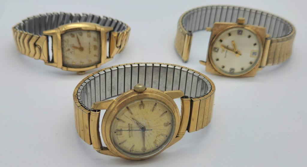 3-WITTNAUER VTG GOLD TONED MEN'S: WRISTWATCHES: (1)AUTOMATIC WITH BACK MISSING (1)CALENDAR WITH BROKEN BAND-WATCHES UNTESTED/PARTS/REPAIR