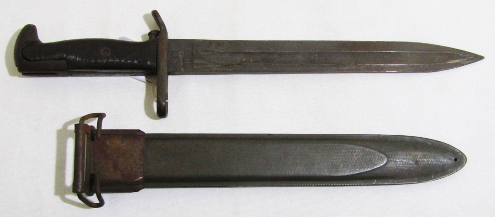 US WWII Bayonet AFH 10" Blade 1943 With Scabbard (1 of 4)
