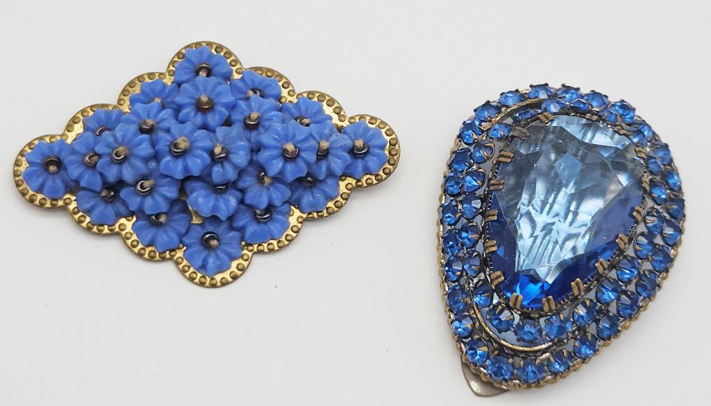 VINTAGE GOLD TONED COLLAR CLIP WITH BLUE: RHINESTONES PLUS BONUS GOLD TONED FLOWER LUCITE LEAF BROOCH