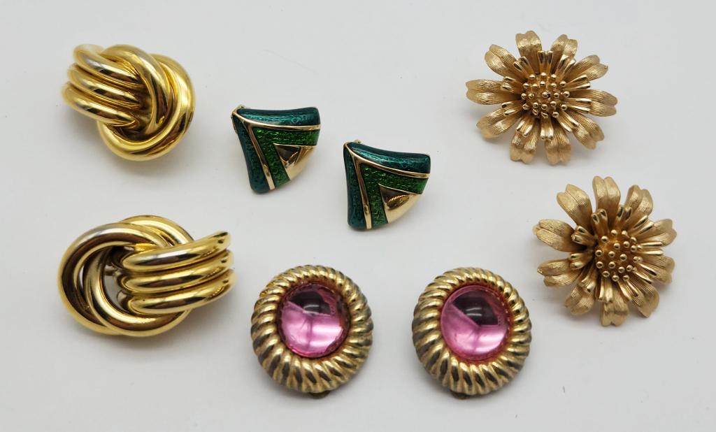 4-PAIRS OF VTG GOLD TONED CLIP ON EARRINGS (1 of 5)