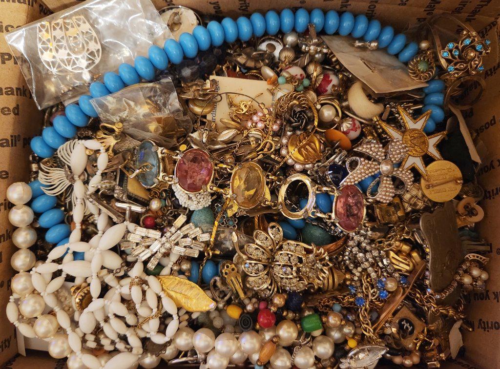 TREASURE HUNT BULK JEWELRY WITH VTG PIECES (1 of 1)