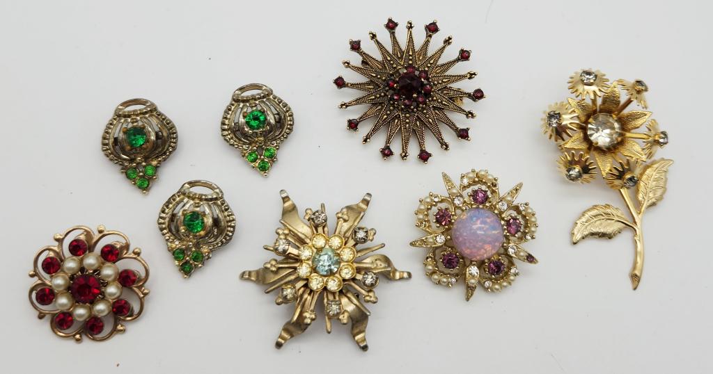 8-VINTAGE GOLD TONED BROOCHES/PIN (1 of 2)