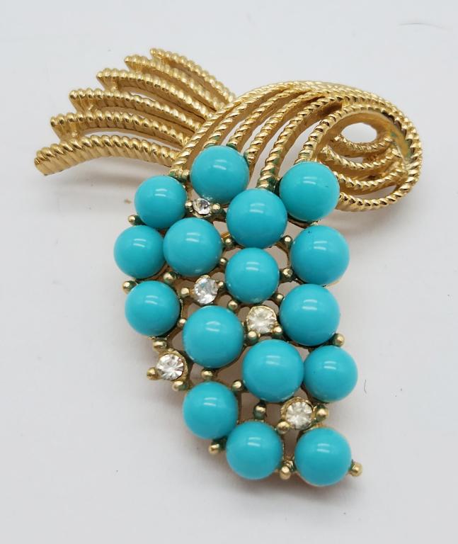 VINTAGE TRIFARI GOLD TONED BROOCH WITH: TURQUOISE BEAD ACCENTS & CLEAR RHINESTONES