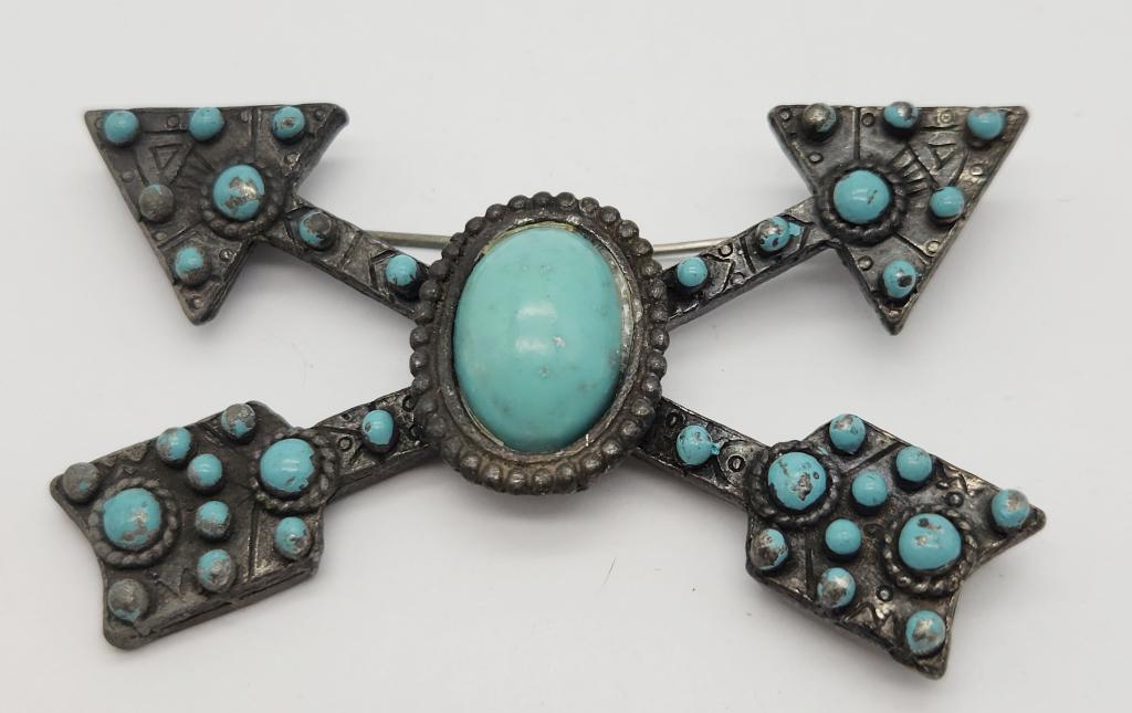SOUTHWESTERN SILVER TONED DOUBLE ARROW: BROOCH WITH TURQUOISE LUCITE ACCENTS