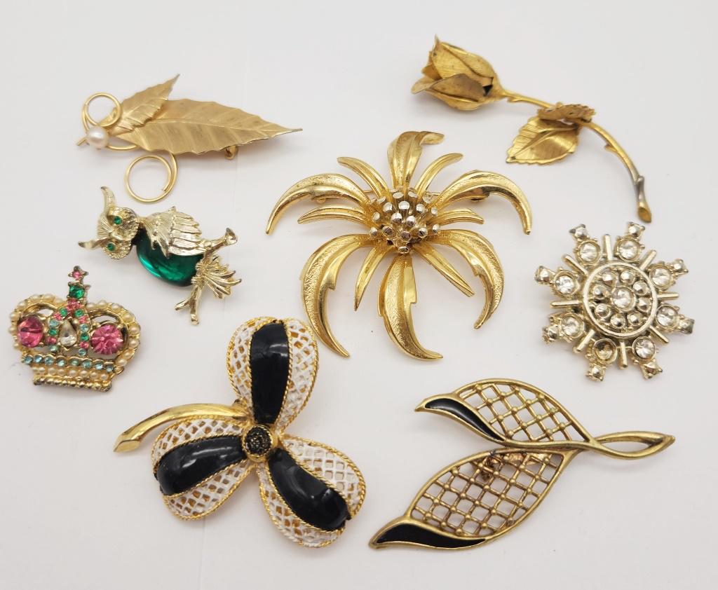 8-VINTAGE GOLD TONED BROOCHES/PIN (1 of 5)