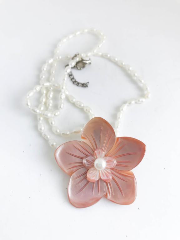 BEAUTIFUL FLORAL NECKLACE: BEAUTIFUL FLORAL NECKLACE