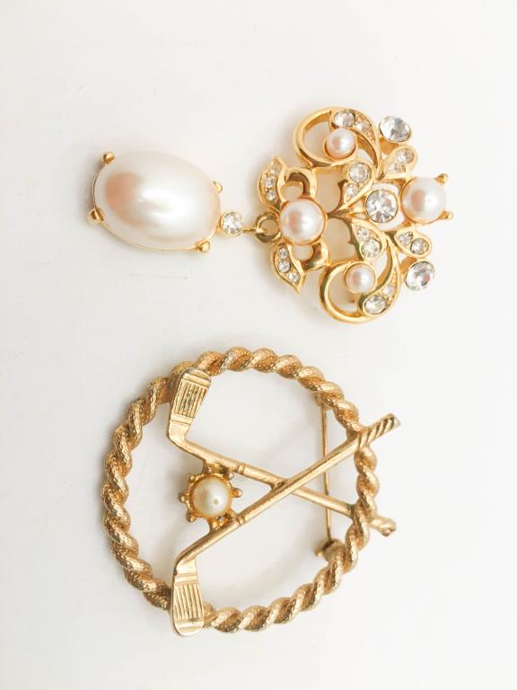 MONET STONE BROOCH: MONET STONE BROOCH AND GOLF CLUBS BROOCH