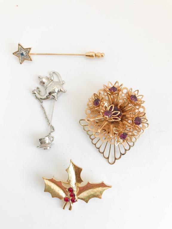 2 BROOCHES & 2 PINS: STAR, HOLLY LEAF (TRIFARI) TEA POT