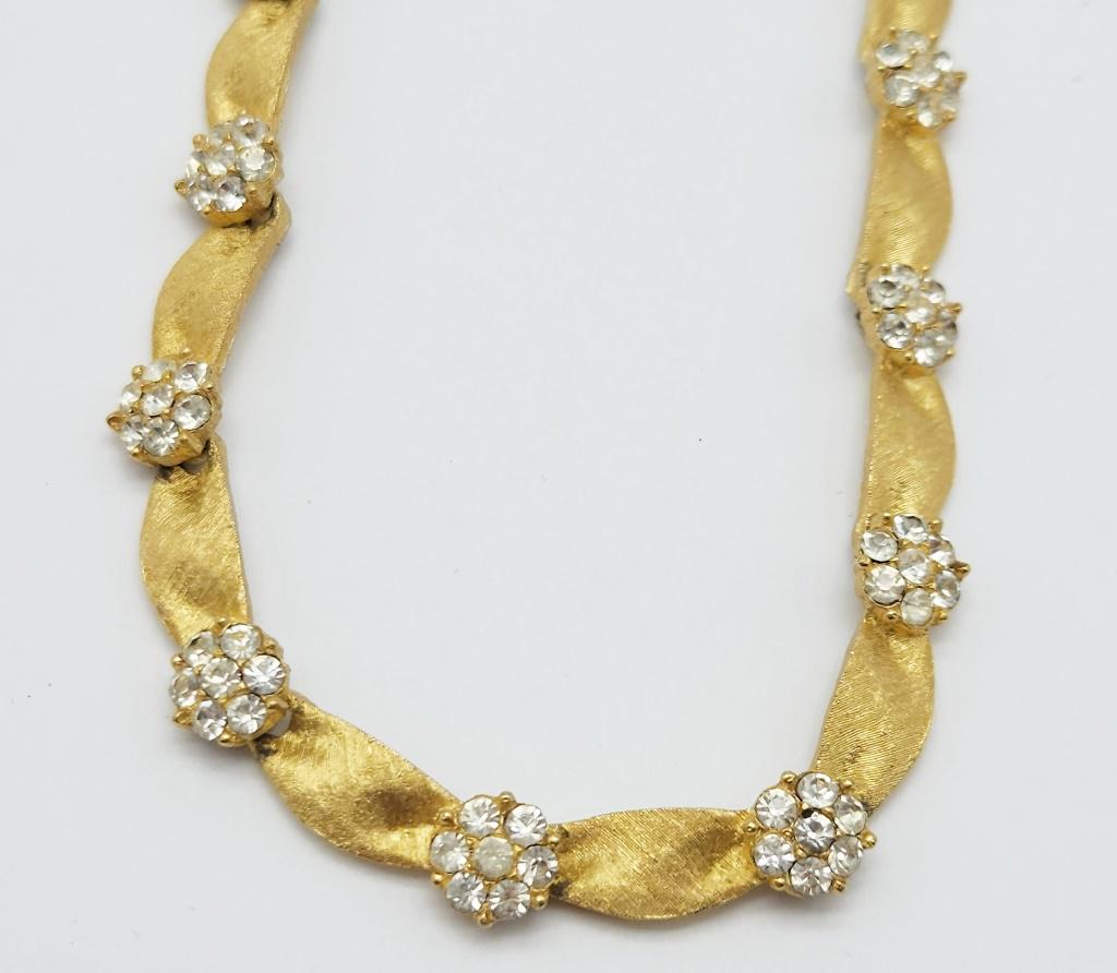 VINTAGE TRIFARI GOLD TONED PANEL NECKLACE (1 of 4)