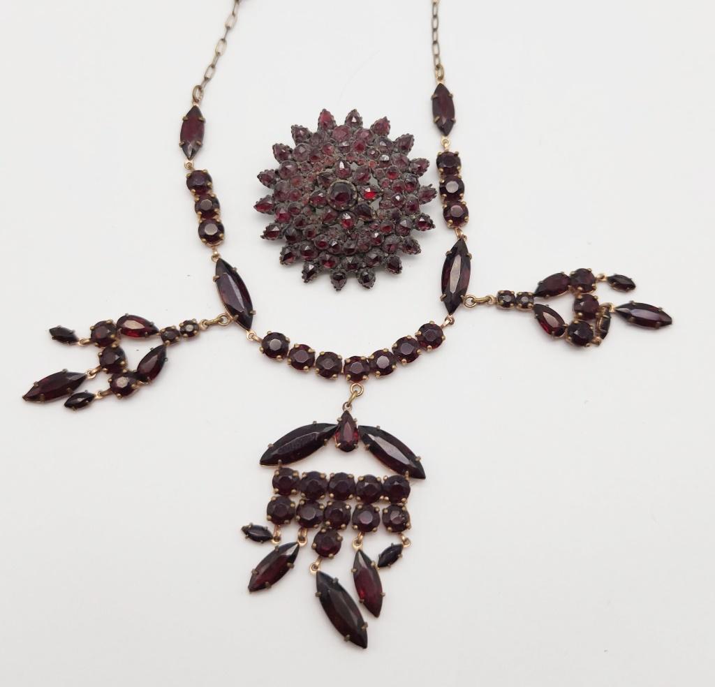 VINTAGE GOLD TONED RUBY RED RHINESTONE (1 of 3)