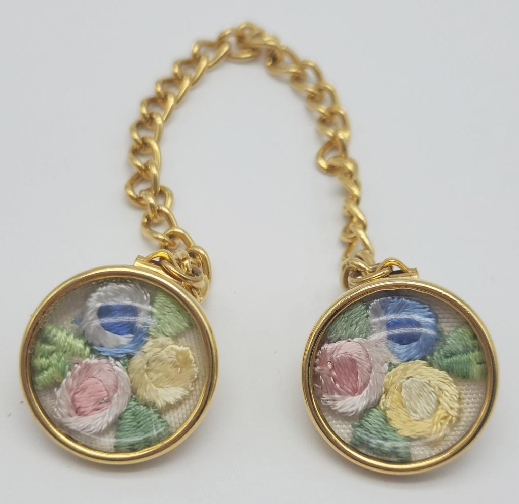VINTAGE PAT PEND GOLD TONED COLLAR CLIP WITH: FELT FLOWER RESIN DESIGN