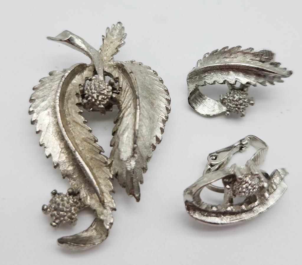 SET! VTG SILVER TONED LEAF BROOCH WITH MATCHING (1 of 2)