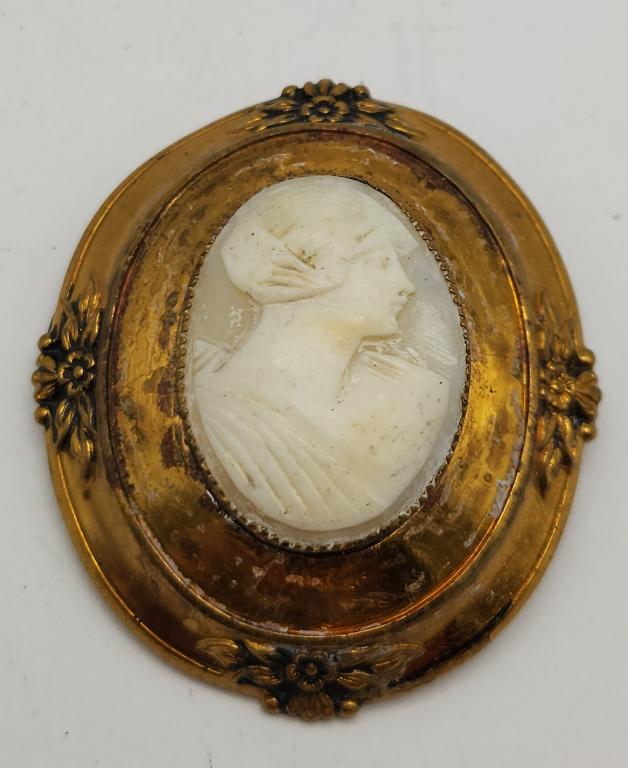 VINTAGE GOLD TONED CAMEO BROOCH: REGISTER TO BID TODAY!