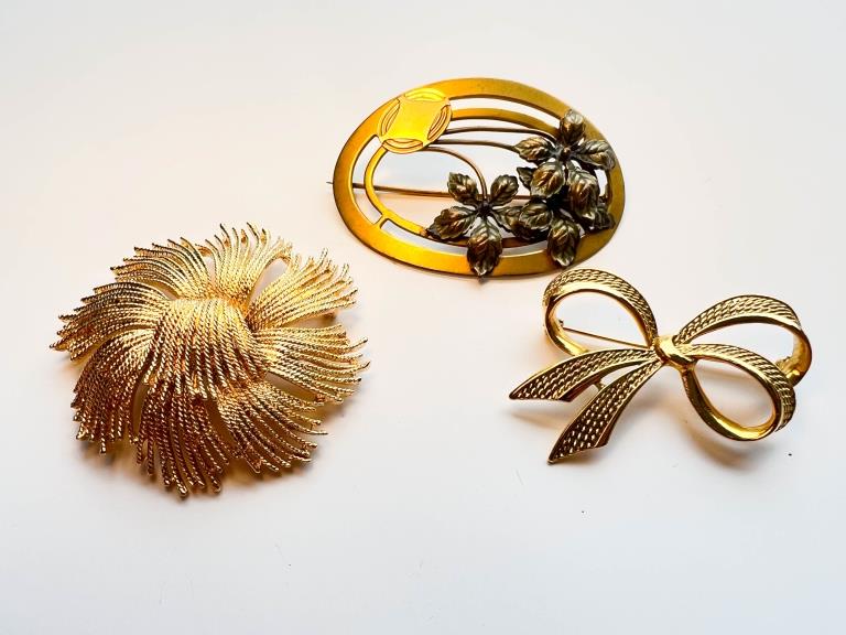 MONET, C CLASP, BROOCHES (1 of 1)