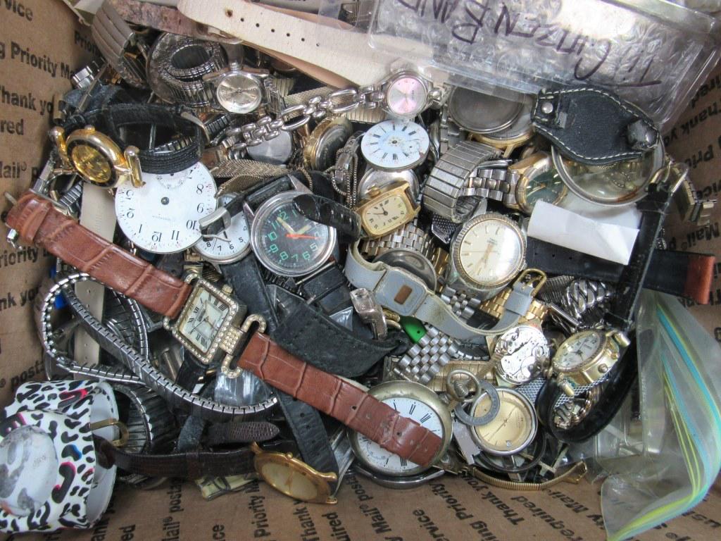 MEDIUM FLAT RATE BOX WATCHES PARTS / REPAIR (1 of 3)