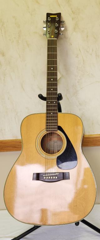 YAMAHA CLASSIC ACOUSTIC GUITAR (1 of 6)
