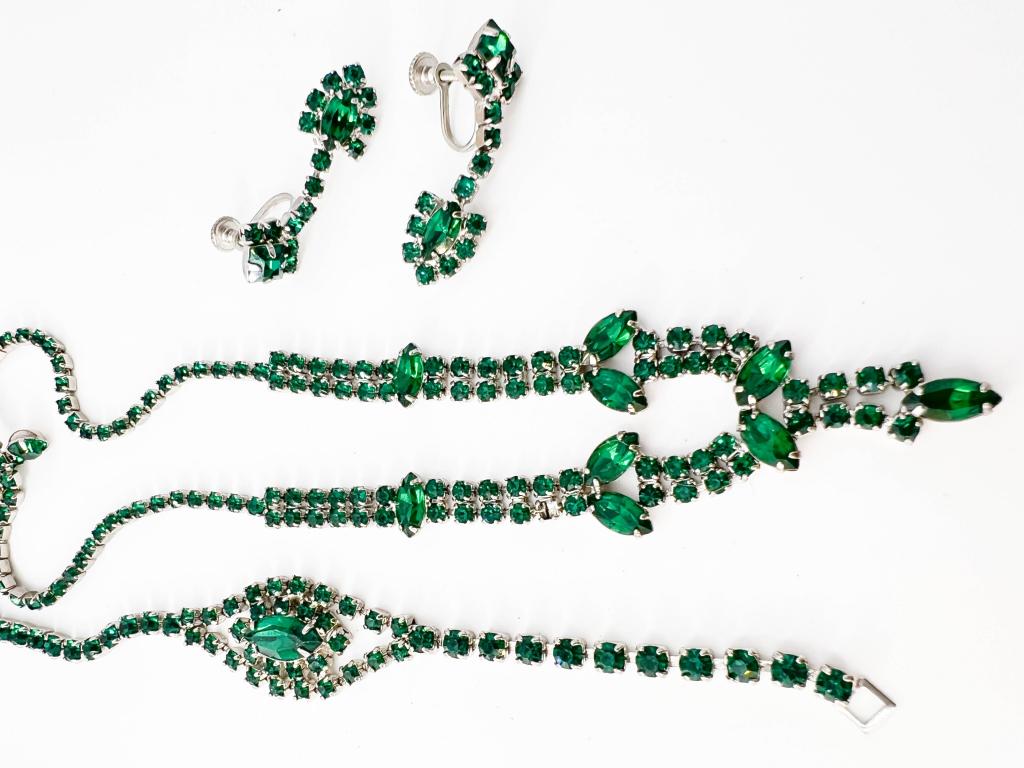 AMAZING GREEN STONE SET 3 (1 of 3)