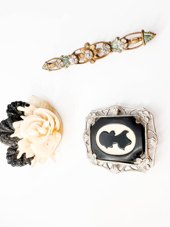 ANTIQUE? BROOCH W STONE + (1 of 2)