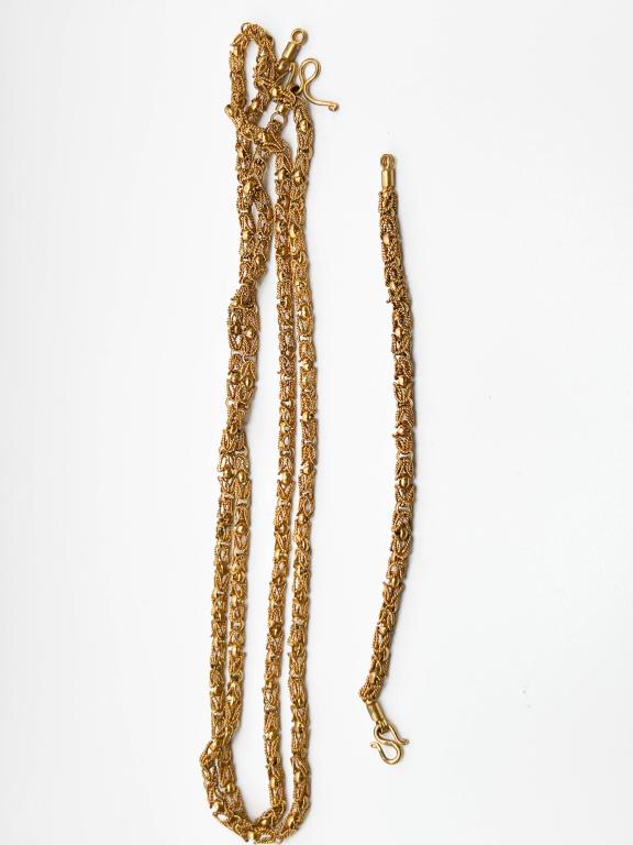 NECKLACE ANDBRACELET SET: NECKLACE AND BRACELET SET , VERY PRETTY