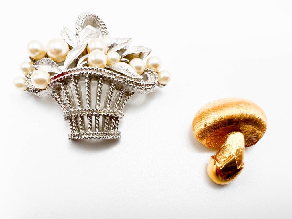 TWQ TRIFARI CROWN BROOCHES (1 of 3)