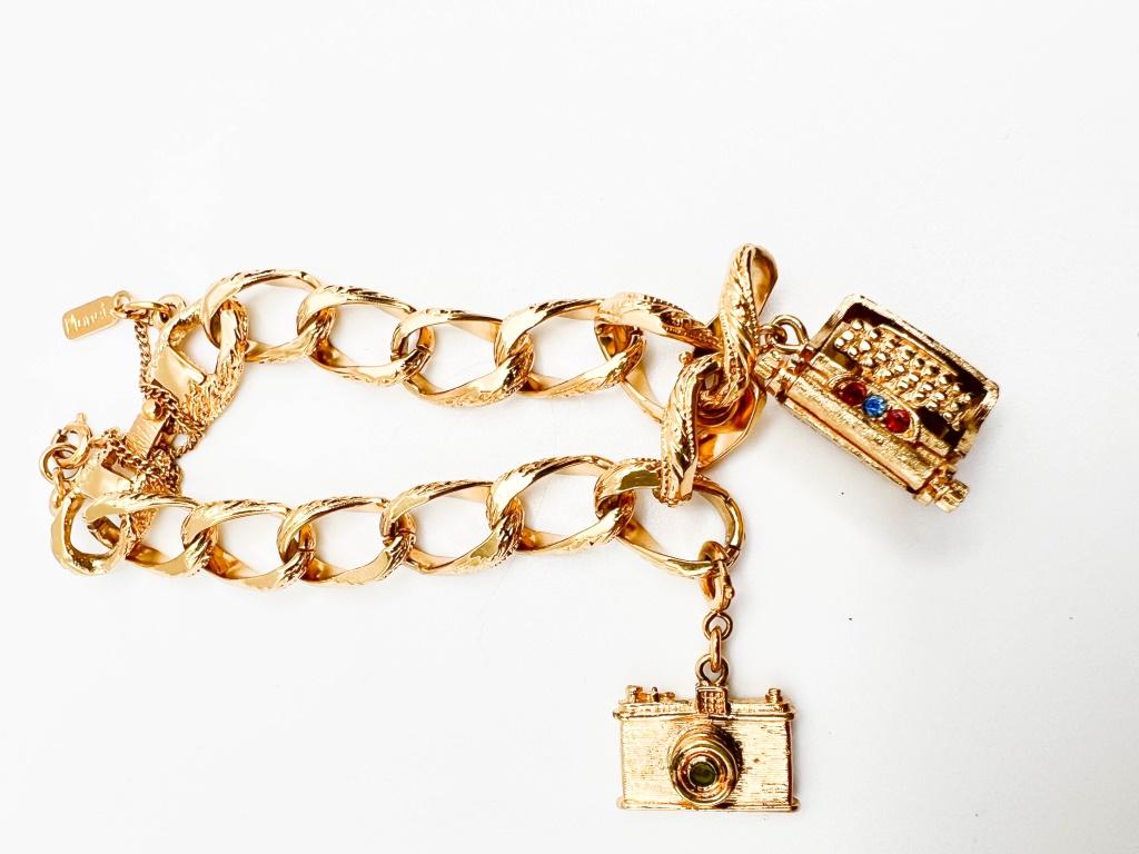 MONET SIGNED BRACELET +: MONET SIGNED BRACELET GOLD TONE, CHARMS