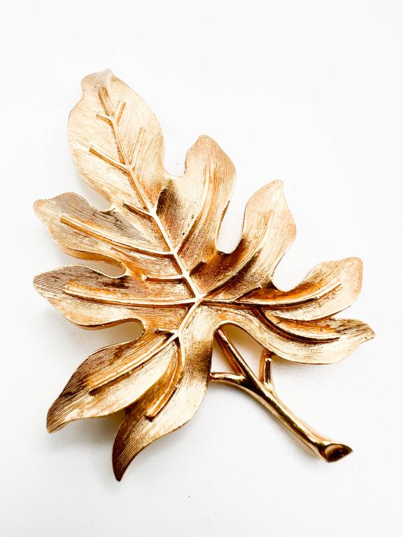 TRIFARI CROWN BROOCH (1 of 2)